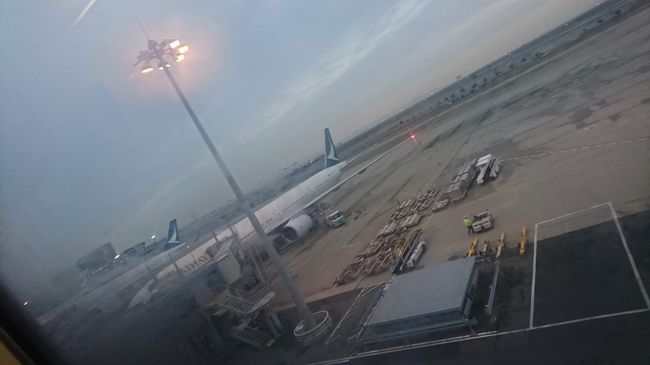 キャセイパシフィック航空の便に乗って香港に向かいます