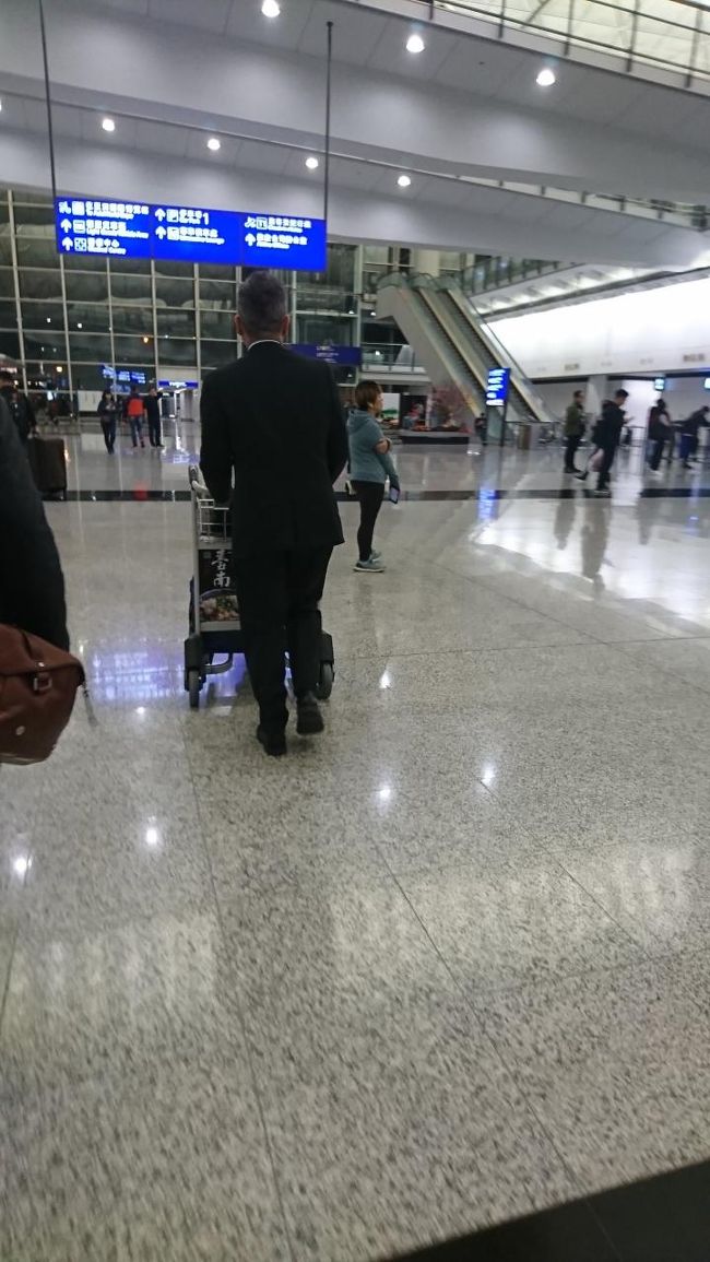 実はペニンシュラホテルからのアテンドを依頼していたので、到着ロビーにいたホテルマンに誘導されて専用ハイヤーに。高級ホテルのアテンドが直接来るのは初めての経験でしたが着いたらいきなりホテルマンが立っていて、空港の雰囲気からしたら浮いていると言うか不思議でした・・・