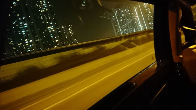 専用ハイヤーの送迎で30～40分前後で到着する。まあこの時間昼間と違って、は空いているので意外と早いです。香港名物ひしめくタワマンを横目に九龍半島のホテルを目指します。