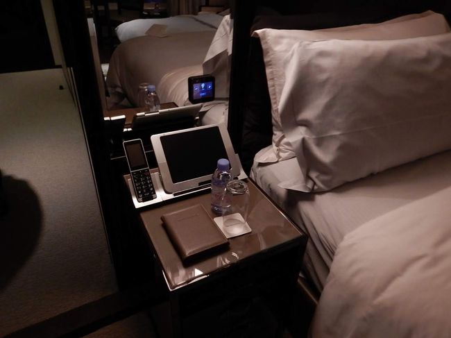 今まで見た中で一番最新鋭の設備で、電気・空調・テレビ・カーテンはタブレット端末ですべてコントロールします。タップ一つで何でもできちゃうこの未来感・・・