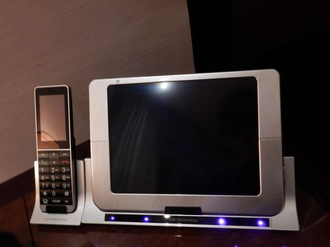 充電クレードルに刺さってるこのタブレットがベッドサイド２、デスクに１設置されています。