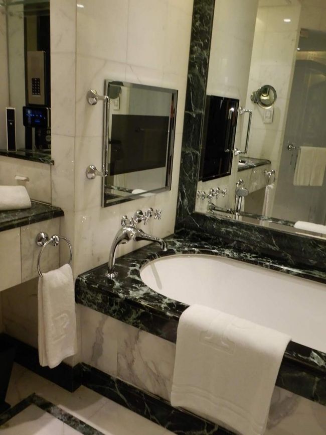 お風呂の内装は重厚かつクラシック・・・<br />テレビがついているのでつかりながらゆっくり見れます<br />（勿論、これもタッチパネルで操作）