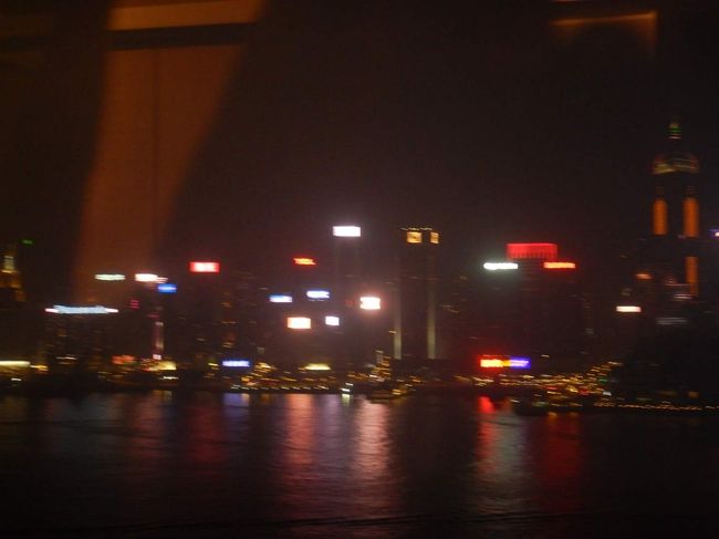 向かいには香港国際金融センターなど高層ビル群が