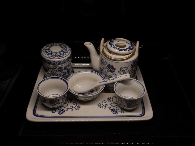 テレビキャビネットの戸棚を開けると可愛らしいチャイナなティーセットが。<br />左側の茶壷に茶葉が入っているのでいつでも中国茶が飲めます