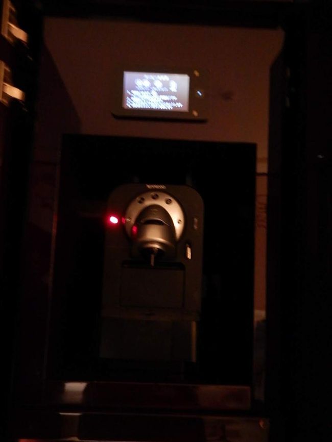 もうひとつ扉を開けるとエスプレッソマシンが。<br />ここからお湯も取れます。