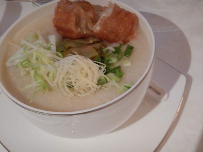 空腹には勝てない！お粥にパリパリ揚げパンを浸して頂きます！