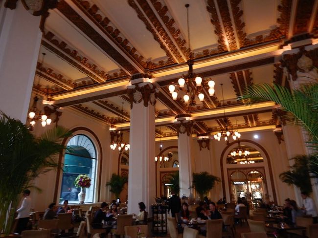 翌朝、ロビーで朝食をいただきましたが、やっぱりこのロビー素敵です。