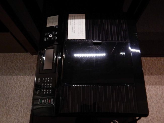 キャビネットの引き出しを開けるとなんと、ＦＡＸコピー複合機が・・・至れり尽くせりです