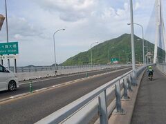 そして風のやや強い多々羅大橋を渡ります。中央には愛媛県と広島県の県境がありました。