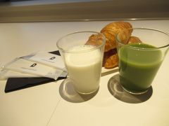 今回の空港ラウンジ巡りはパワーラウンジ。
大きな窓から飛行機と朝日が昇るのを眺めつつ、クロワッサンと飲み物で朝食。