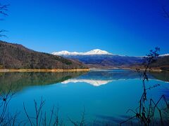 旭岳へ向かう途中。
忠別湖に逆さ旭岳が綺麗に写っていて本当に綺麗です。
｢早く行かなきゃ～！｣とはやる気持ちを抑えながらパチリ。