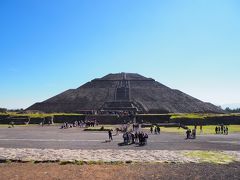 という事でテオティワカン遺跡に入場し、まずは正面に見える太陽のピラミッドへ。
まぁ先に見えちゃっていましたが近づいてみると、ん～～やっぱいいね。

テオティワカンは紀元前2席頃建造されたメキシコ最大の宗教都市国家で、6世紀位まで繁栄してたが、8世紀には滅亡してしまったそうな。全盛期にはマヤ文明にも影響を与える程、メソアメリカの中心的都市だった場所です。