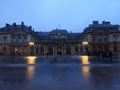 Palais Royal Musee du Louvre（パレロワイヤル-ミュゼデュルーブル）駅で降りましたがこれが何か分からず思わず写真を取っていますが暗いし