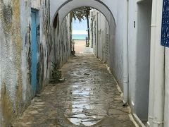 振り返るとアーチの向こう側は地中海。
この時は雨は止んでいましたが、今朝は結構降ったのか
水たまりが出来ていました。