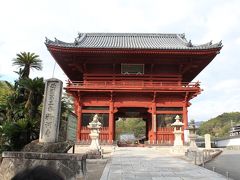 粉河寺大門。
粉河寺は770年に大伴孔子古が創建したと伝えられている、粉河観音宗（天台宗系）のお寺です。
豊臣秀吉の焼き討ちにより焼失しましたが、紀州徳川家により再興されたお寺です。