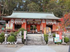 粉河産土神社。
粉河寺の境内にある神社で、770年に粉河寺の鎮守として祀られました。
主祭神は天照大神の妹君の丹生都比売命で、厄除けの女神として知られています。また粉河産土神社の裏手には数多くの境内社があり、それぞれ異なるご利益が得られます。

粉河寺の次は、慈尊院へ向います。