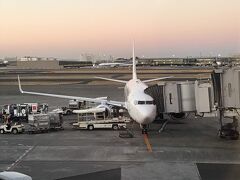 朝7時10分、羽田空港を出発ぅーッ!!
予想外に飛行機が小さい…。