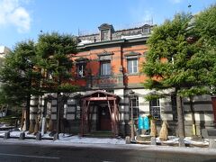 赤れんが郷土館に来ました。
この建物は旧秋田銀行本店として明治45年に完成した洋風建築物で重要文化財に指定されているそうです。