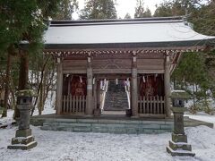 秋田駅から真山エリアまで25分1,000円でした。
まず真山神社から回ります。
仁王門をくぐり抜け…