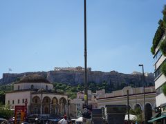 オモニア駅付近にあるホテルからモナスティラキ広場までは徒歩10分ほどでしたので歩きました。

パルテノン神殿のあるアクロポリスの丘。
あんなに高台にあるのか・・