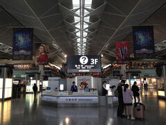 正面に案内所。左が国際線、右が国内線ですが、まず団体窓口がある左に進みます。