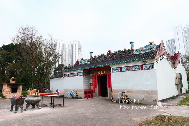 到着です。<br /><br />○　東涌侯王宮<br />東涌侯王宮は東涌河の河口に位置し、東涌灣に面しています。南宋の忠臣楊亮節をまつっています。楊亮節は当時の陛下を保護しながら、南下し、九龍で亡くなりました。のちに彼の忠義をたたえ、この寺院が建てられました。内部には乾隆30年（1765年）に造られた古い鐘が残っています。