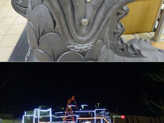 　細かく刻んで、福知山でまた乗り換え。
　駅のコンコースに「福知山城天守閣鯱瓦」なんてのが展示されてたんだけど、何故かその上に小銭が積まれている。これはお地蔵さんか？御利益があるのか？

　駅前のＳＬには派手な電飾。新橋駅前みたい♪