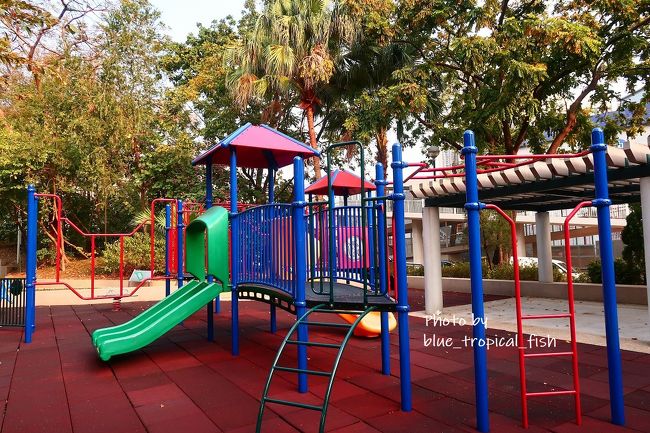 子供の遊び場がありましたが、誰も遊んでいませんでした。抱っこひもの中の娘はすでに夢の中…