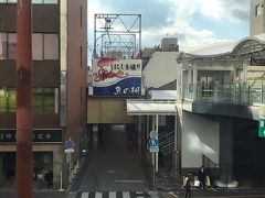 あっという間に明石駅到着ー。

とりあえずお腹空いたからお昼御飯だ。
駅近くの魚の棚商店街に行けば何かあるでしょ。