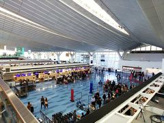 週末ですが、朝の羽田空港は混んでいませんね。
オンラインチェックインのレーンは並んでいる人もなく、スムーズでした。