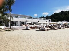 ビーチに出たところに、Dash Resort Langkawiがあります。このホテルのDash Beach Clubはホテル滞在者以外も使えるようで、有料ですがビーチベッド等を借りられるようですので、ビーチでゆっくりしたい方は利用されると良いと思います（ビーチチェア、ワンドリンク付きで一人RM35との表示がありました）。