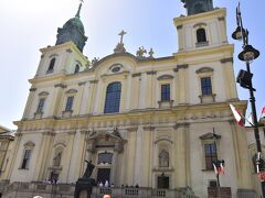 聖十字架教会

ショパンのお墓はパリにありますが、彼の遺言によって心臓だけは、姉によってワルシャワに持ち帰られ、この教会に葬られました。