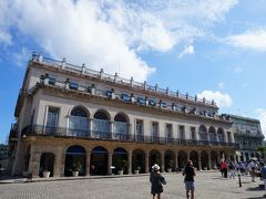 市立博物館。
スペイン総督官邸→大統領官邸→市庁舎として使われた建物。