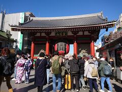 12：45　浅草寺 雷門

こんにちは～
浅草寺にやってきました(*´∀｀*)
8割が外国の方...

浅草寺HP
http://www.senso-ji.jp/