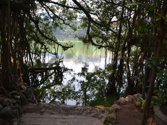 ホアムキエム湖の中にある玉山祠で撮影。
わかりにくいですが湖に向かって階段状になっていました。（水の中も）