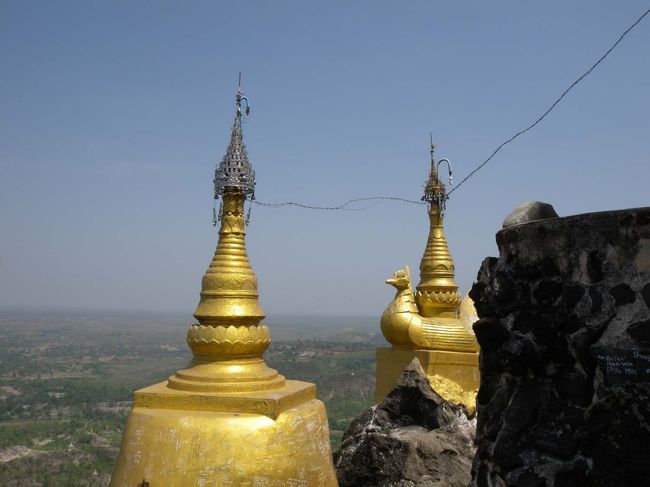 歩いて上ります。景色がいいですが、なにもありません。