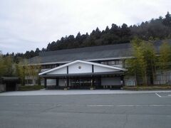 越前竹人形の里です

竹づくりの　お土産物の人形ぐらいと思っていたのが　大きく裏切られました

もはや芸術と言えるような、髪の毛一本一本を梳いたような人形まで
もっとも手の出る価格ではありませんでしたが

色々なものを、無料で鑑賞出来ました

最後に鬼おろし　を求めて帰りましたが…

ここからは石川県に入ります

続く