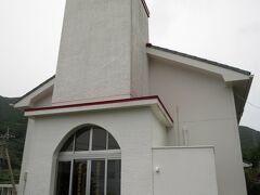 【奈良尾神社】を出て、上五島の教会巡りを始めます。

まずはこちら。白壁に赤い屋根が美しい教会です。
（扉が閉まっていて中の様子は分からなかった）