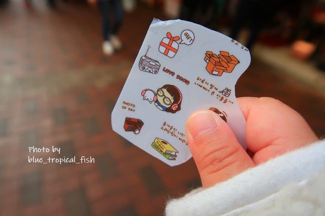 娘は注射に大泣き…帰りに受付のお姉さんが見かねてシールをくれました。シールをもらうときも、娘はお姉さんにガン飛ばしてました（笑）が、クリニックを出たら機嫌がだんだんとなおってきました。