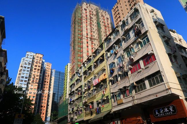 空が青い！！<br /><br />前から思っていたけれど、荃灣のアパートや公営住宅ってカラフルだなぁ。<br /><br />娘は注射で泣きつかれたのか、寝てしまいました。この日は最高気温が20度以下で風も吹いて肌寒かったです。