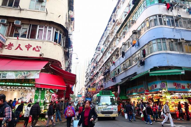 賑やかな街市のそばの通りを歩き、楊屋道に出ると、青衣行きのバスがやってきたので、