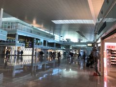 お店もたくさんあるバルセロナ空港。