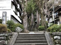 1０分ほどで修善寺温泉です。バス停の近くに日枝神社がありました。