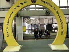 さて、ひと駅だけMTRに乗って馬場駅で下車。
直結なので楽チン。
今年も入場者プレゼントで帽子をいただきました。
実はここにたどり着くまではロッカー難民で荷物を抱えていたのですが。。。
無料のコインロッカーがありました。
直結通路から入って、向かって右側にあります。
暗証番号で鍵をかけるシステムです。