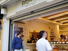 ちょっと一休み。
ギリシャヨーグルトをいただきます。
「Fresko Yogurt Bar」というお店。