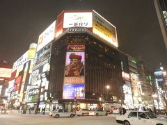 美味しくない夕食を済ませて雪の中を散策。すすきの夜景。