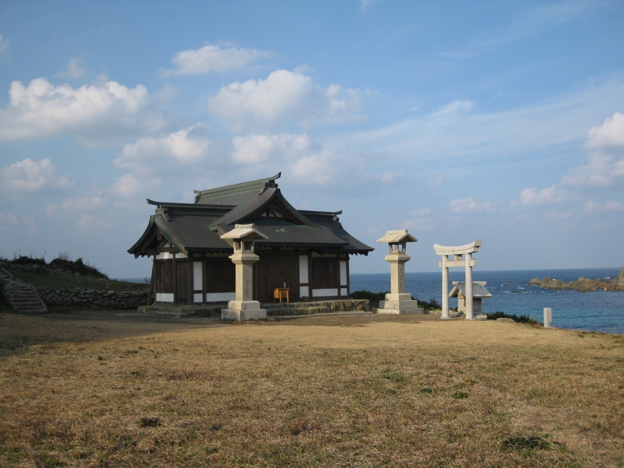 沖ノ島の「宗像大社 沖津宮」を遥かに参拝するために建てられた拝所です。

海に近く、神聖な沖ノ島に近づいたような感じがします。
