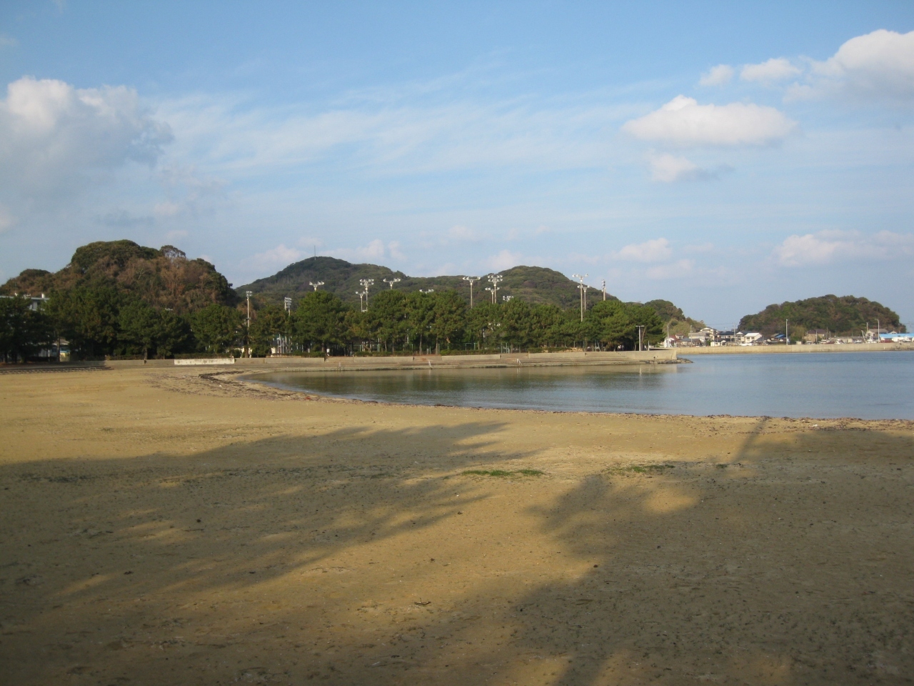 ほぼ島を一周して、かんす海水浴場に来ました。

大島はほぼ断崖の岩に囲まれていますが、こちらだけ、砂浜が広がっています。
