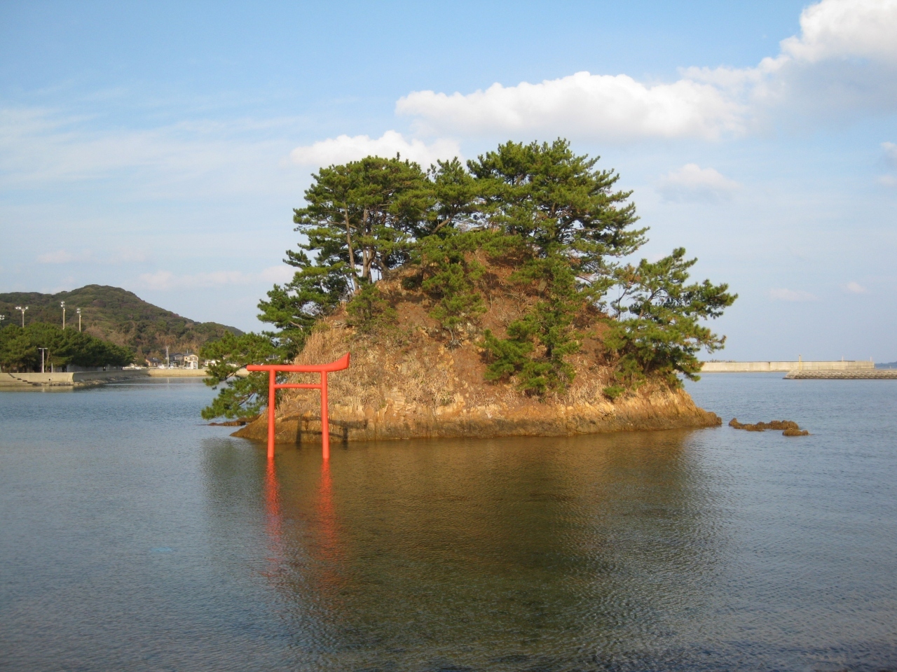 神聖な島ですので、立ち入りは出来ないようです。
