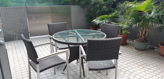 朝起きてカーテンに人影が見えてびっくりしました<br /><br />おじさんが水やりをしていましたｗ<br /><br />向かいがジムで丸見えなのでカーテン開けっ放しにはできませんでした(;'∀')